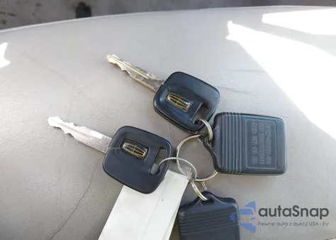 1999 Lincoln Town Car Signature из США, поврежденный, VIN 1LNHM82W0XY668220